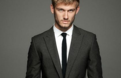 Costume un bouton et cravate slim