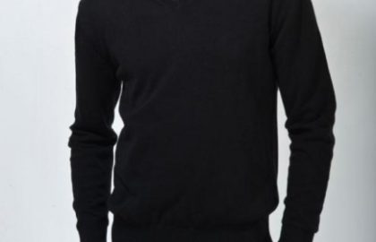 Le pull noir col V