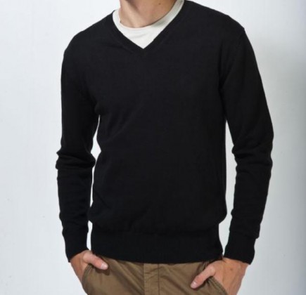pull noir col V avec tee shirt blanc