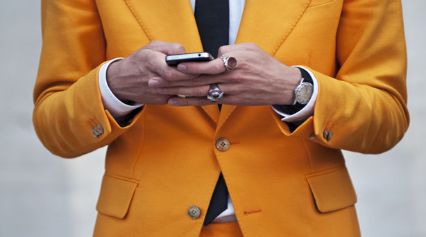 Porter de la couleur couleur jaune style costume