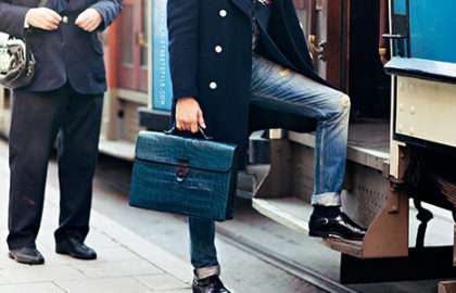 Tendance homme - Le sac à main - The Men Times par Faubourg Saint Sulpice - Photo: Carolines Mode via Stockholm Streetstyle