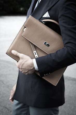 Tendance homme - Le sac à main - The Men Times par Faubourg Saint Sulpice - Sac Hermès