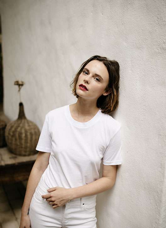 femme parisienne petite cheveux court brune rouge à lèvre rouge, naturelle beauté belle blanc style simple chic