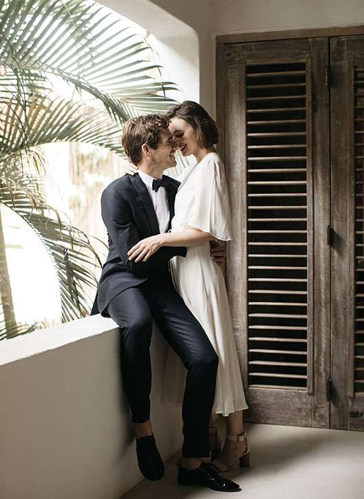 Smoking sur mesure 3 pièces mariage Émilie Faubourg Saint Sulpice étoffe laine bleue tramée blanc sur mesure tailleur paris homme